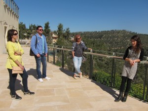 Оля (справа)