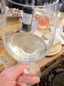 Лёгкое вино "Ла Ви" (жизнь) - бленд совиньон блан, гевюрцтраминер и шардоне. На столе стоит декантер с розовым. Эти два будущих вина открыли дегустацию. Их планируют бутылировать только в марте-апреле, а к лету они поступят в торгобые сети и рестораны