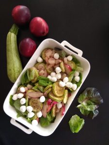 Салат с карамелизированными персиками и бейби муцареллой
